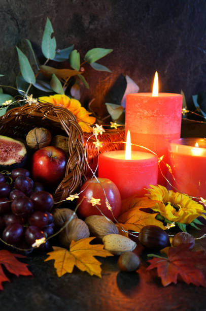 день благодарения рог изобилия стол настройки центральным крупным планом. - fire thanksgiving leaf burning стоковые фото и изображения