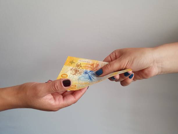kobiety ręce płacąc i otrzymując szwajcarskie pieniądze - swiss currency coin swiss francs swiss coin zdjęcia i obrazy z banku zdjęć