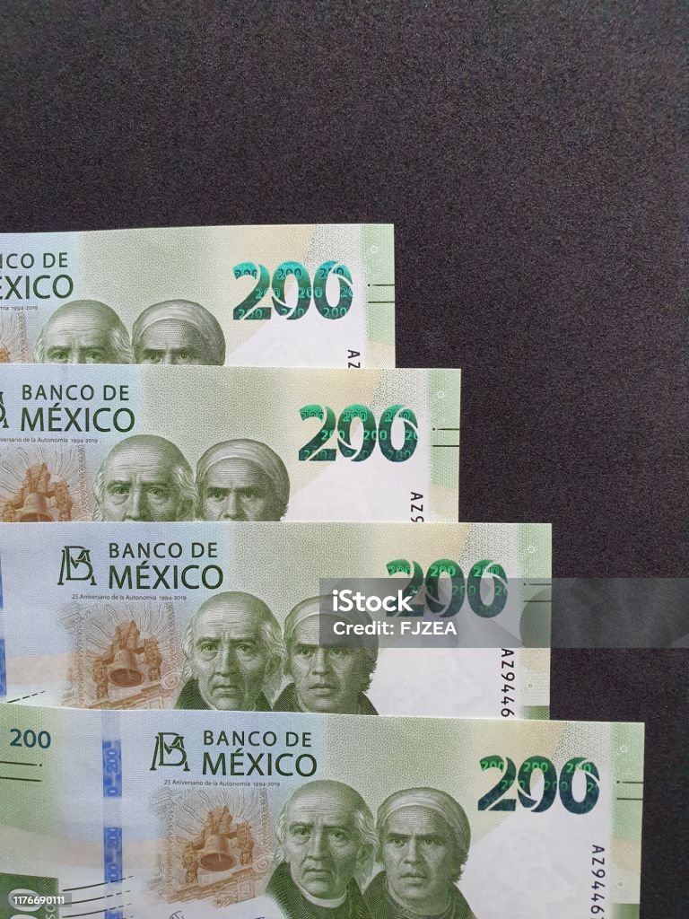 Billetes Mexicanos De 200 Pesos Y Fondo Negro Foto de stock y más banco de  imágenes de 200 - 200, Actividades bancarias, Ahorros - iStock