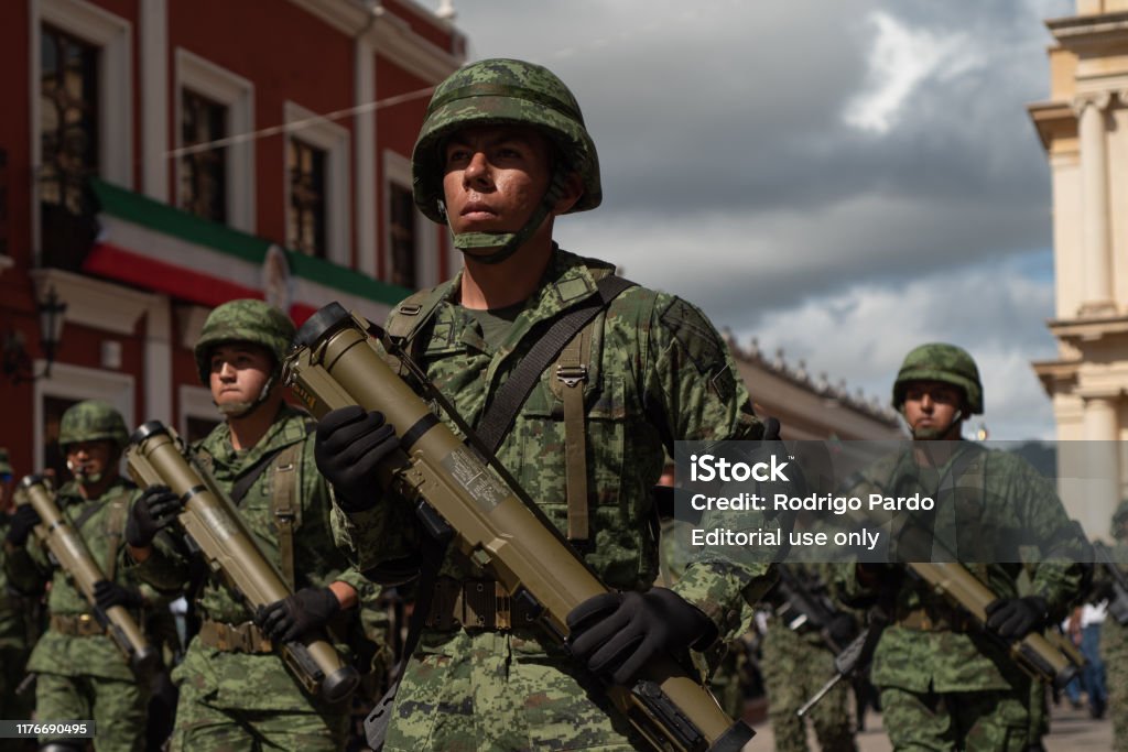  Soldados Mexicanos Desfilan En El Día De La Independencia Con Bazucas Foto de stock y más banco de imágenes de México