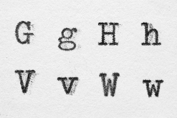 alfabeto de fuente de máquina de escribir real con letras g, h, v, w - letter h typewriter alphabet old fotografías e imágenes de stock