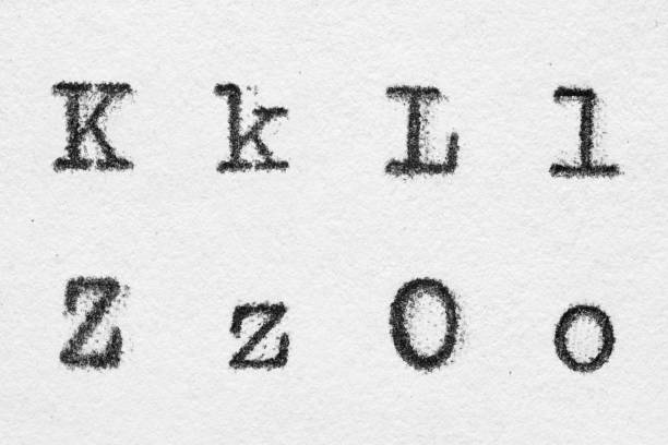 문자 k, l, z, o와 실제 타자기 글꼴 알파벳 - letter o old alphabet close up 뉴스 사진 이미지