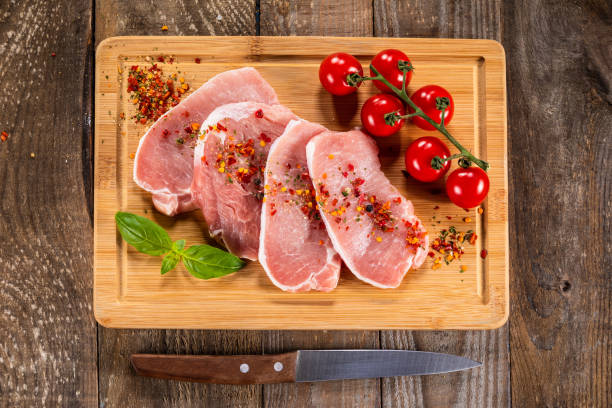 cerdo fresco crudo en tabla de cortar e ingredientes - veal meat raw steak fotografías e imágenes de stock