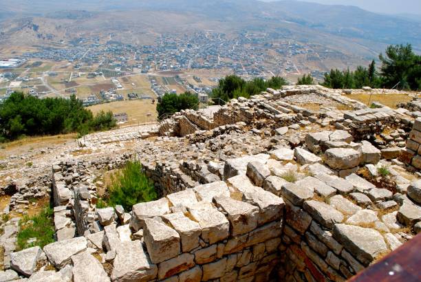 ruínas de gerizim da montagem que olham para baixo em nablus - monte gerizim - fotografias e filmes do acervo