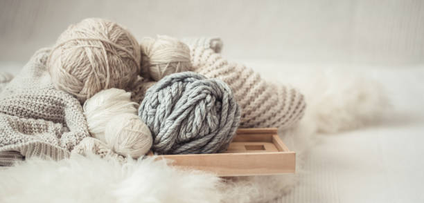 уютный фон обои с пряжей для вязания. - knitting needle стоковые фото и изображения
