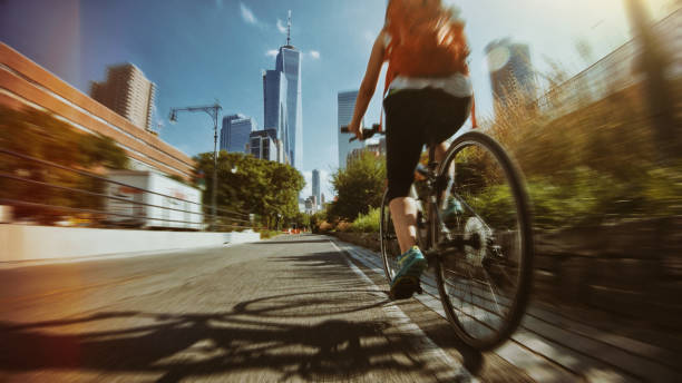 vélo de pov : femme avec le vélo de route à new york - city bike photos et images de collection