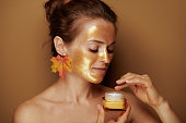moderne-hausfrau-mit-goldener-maske-mit-kosmetischem-produkt.jpg?b=1&s=170x170&k=20&c=KIikZ4W-I20rMqG332hdBGY2fjahyLEvNuP-05-sRs4=
