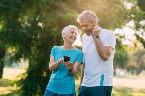 tecnologias e desporto inteligentes - senior couple audio - fotografias e filmes do acervo