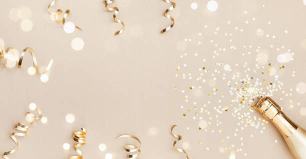 黄金の背景に紙吹雪の星、ボケの装飾とパーティーストリーマーとシャンパンボトル。クリスマス、誕生日や結婚式のコンセプト。平らな横たわる。 - 正月　背景 ストックフォトと画像