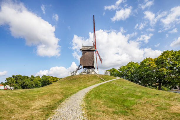 tradycyjny wiatrak, brugia, belgia - belgium bruges windmill europe zdjęcia i obrazy z banku zdjęć