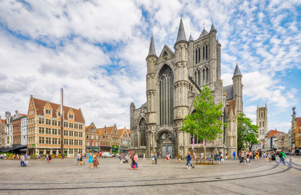ベルギー、ヘントの聖ニコラス教会とコレンマルクト(中央広場) - ghent ストックフォトと画像