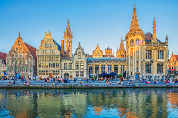 vecchi edifici sul porto di graslei, gand, belgio - ghent foto e immagini stock