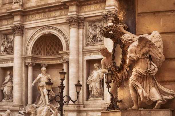 estatuas de ángel y fontana di trevi en roma, italia - roman statue angel rome fotografías e imágenes de stock
