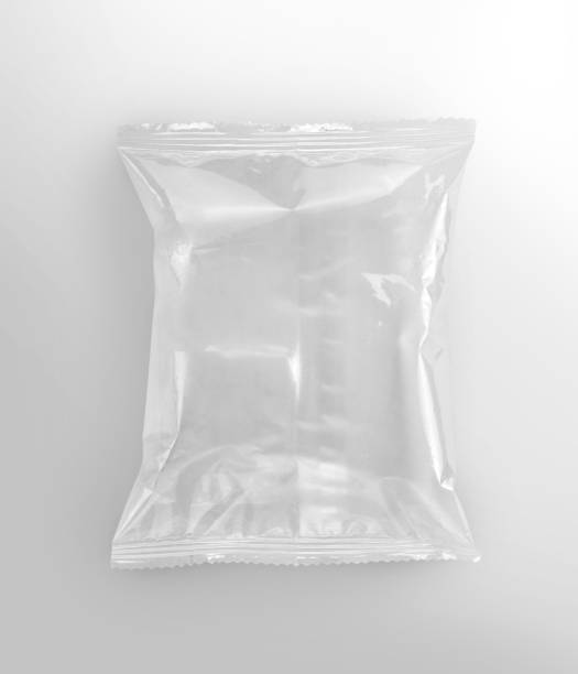 modèle du sac d'oreiller de casse-croûte de nourriture sur le fond blanc avec le chemin de coupure - packaging food plastic package photos et images de collection