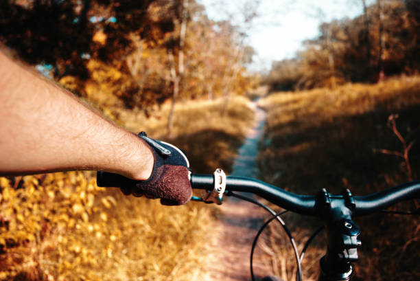 rower górski na polnej drodze - bicycle gear bicycle gear mtb zdjęcia i obrazy z banku zdjęć