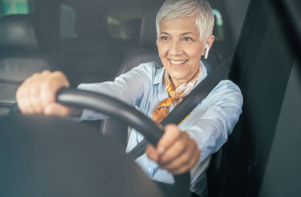 женщина с громкой связи в машине - driving hands free device bluetooth car стоковые фото и изображения