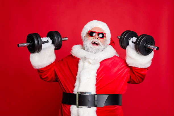 Close-up portrait of his he cheerful cheery confident funky fat overweight, plump gray-haired bearded man lifting weight body building isolated over bright vivid shine red background retrato de cerca de su alegre alegre alegre confiado funky grasa sobrepeso regordete gris-pelo barbudo hombre levantando peso cuerpo edificio aislado sobre brillante vivo brillante brillante brillante brillante brillante fondo rojo brillante