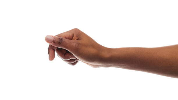 афро-американская женщина, держащая что-то в кулаке, готовая поделиться - кисть руки человека фотографии стоковые фото и изображения