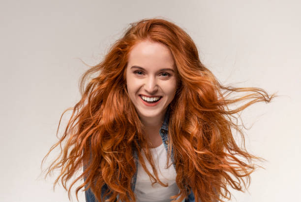 menina adolescente bonita com o cabelo longo do gengibre que ri na câmera - long red hair - fotografias e filmes do acervo