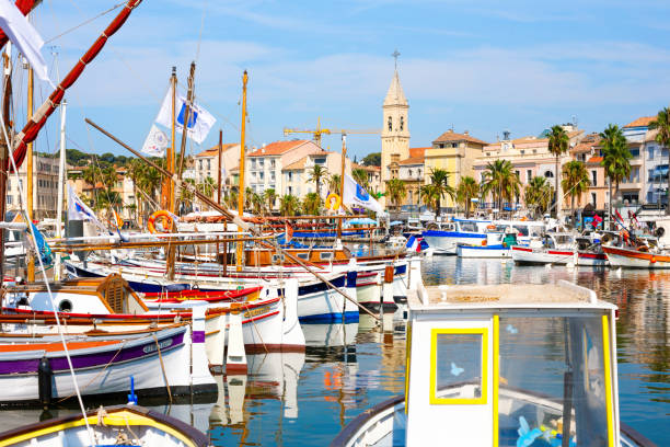 porto de sanary-sur-mer 2019, riviera francesa, france - sailboat moored blue nautical vessel - fotografias e filmes do acervo