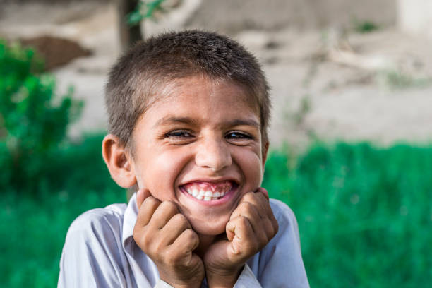 貧しいホームレスの幸せな笑顔孤児 - 孤児 ストックフォトと画像