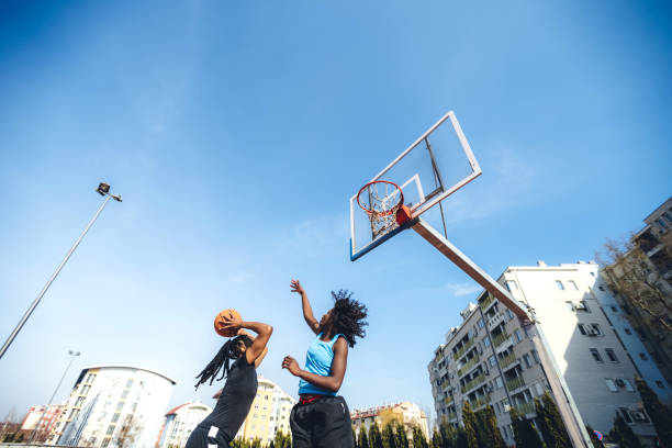 un à un basket-ball - womens basketball photos et images de collection