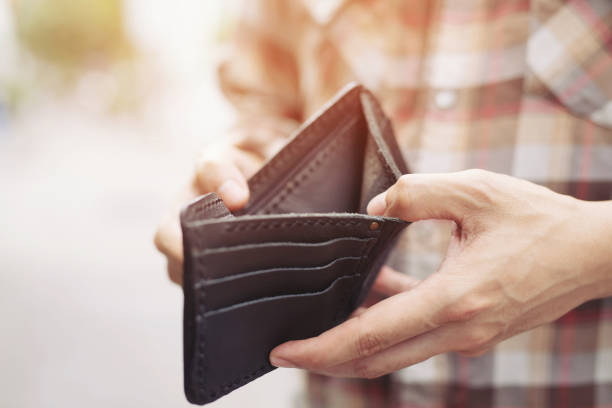 leere brieftasche (kein geld) in den händen eines mannes. kostenkontrolle ausgaben armut im konzept. lassen sie platz, um beschreibenden text zu schreiben. - men hat leather senior adult stock-fotos und bilder