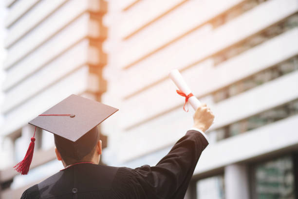 학생은 대학에서 원활한 졸업을 기쁘게 생각합니다. - graduation women fist celebration 뉴스 사진 이미지