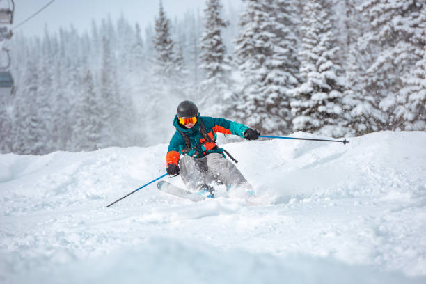 narciarz freeride na stoku off-piste w lesie - freeride zdjęcia i obrazy z banku zdjęć