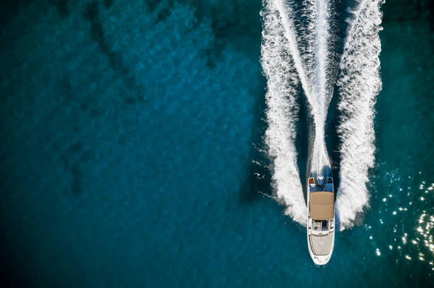 motoscafo nel mar mediterraneo, vista aerea - recreational boat motorboat speedboat aerial view foto e immagini stock