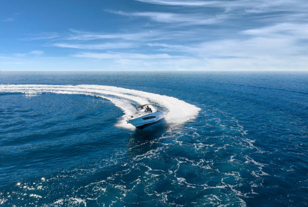 motoscafo nel mar mediterraneo, vista aerea - recreational boat motorboat speedboat aerial view foto e immagini stock