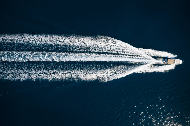 motoscafo nel mar mediterraneo, vista aerea - recreational boat motorboat speedboat aerial view foto e immagini stock