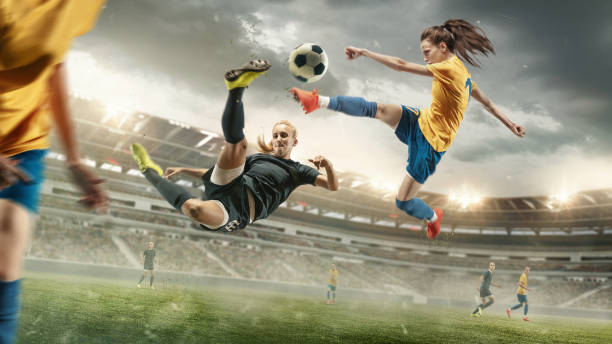 joueurs féminins de football ou de football donnant des coups de pied au stade - shorts clothing sport sports clothing photos et images de collection