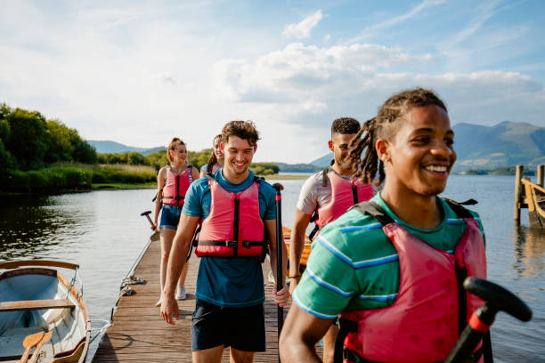 a prática leva à perfeição - rowing team sport team sport rowing - fotografias e filmes do acervo