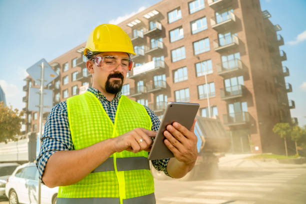 инженер-строитель или архитектор с помощью цифрового планшета перед пыльной улицей - digital tablet construction truck manual worker стоковые фото и изображения