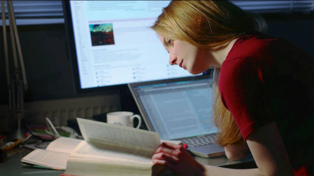 여자 학생 작업 - online degree 뉴스 사진 이미지
