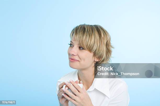 Felice Donna In Giornata Con Una Tazza Di Caffè - Fotografie stock e altre immagini di Adulto - Adulto, Allegro, Assaggiare