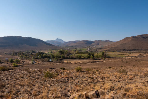 vista del pueblo de nieu-bethesda, sudáfrica - the karoo fotografías e imágenes de stock