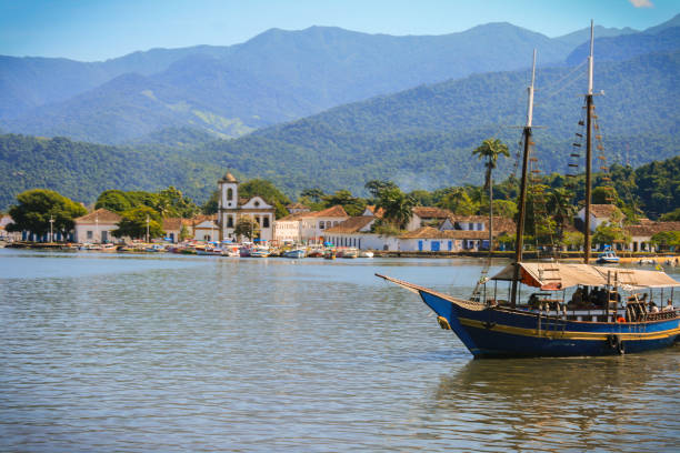 The colors of the ocean in Paraty, Rio de Janeiro A day sailing around some islands and private beachs leaving from the historic center of Paray paraty brazil stock pictures, royalty-free photos & images