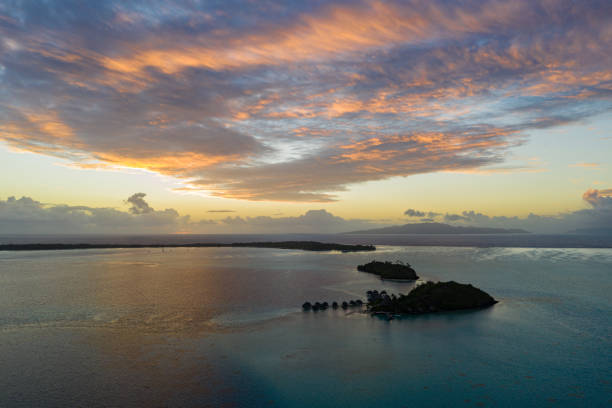 wschód słońca na wyspie bora bora, tahiti, polinezja francuska - polynesia bungalow beach sunrise zdjęcia i obrazy z banku zdjęć