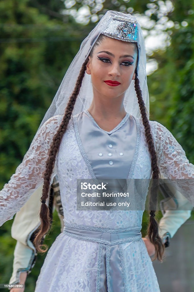 Tänzerin Frau Aus Georgien In Traditioneller Tracht Stockfoto und mehr