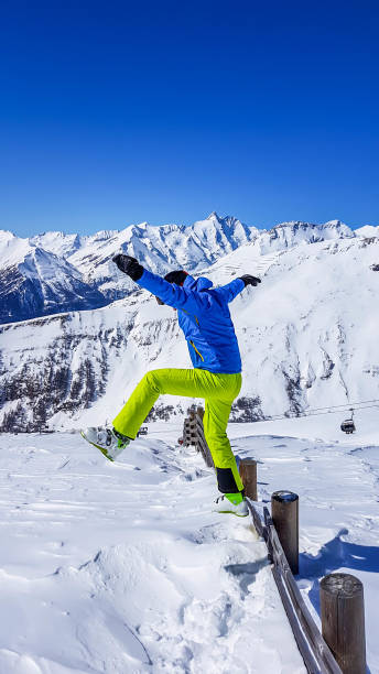 heiligenblut - narciarz grający na śniegu - apres ski friendship skiing enjoyment zdjęcia i obrazy z banku zdjęć