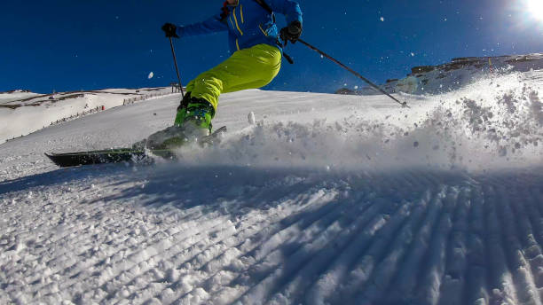 heiligenblut - un skieur descend une pente parfaitement spacieuse - ski resort winter sport apres ski ski slope photos et images de collection
