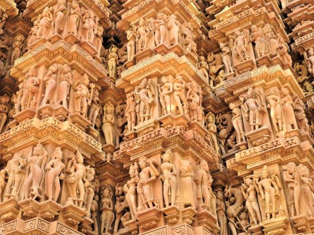 les fresques sont érotiques à l'intérieur des temples du groupe occidental, y compris visvanatha-khajuraho, madhya pradesh, inde, patrimoine de l'unesco - sculpture khajuraho india indian culture photos et images de collection