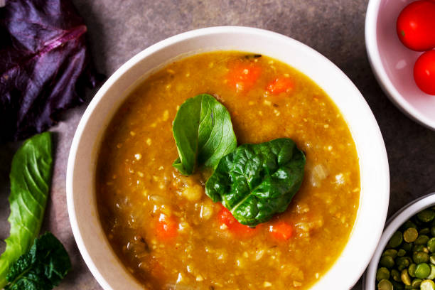 sopa de guisantes dividida - yellow split pea soup fotografías e imágenes de stock