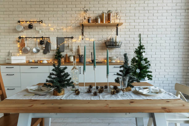 nouvel an et noel. cuisine festive dans les décorations de noel. bougies, branches d'épinette, stands en bois, pose de table. - home decorating decor furniture table photos et images de collection