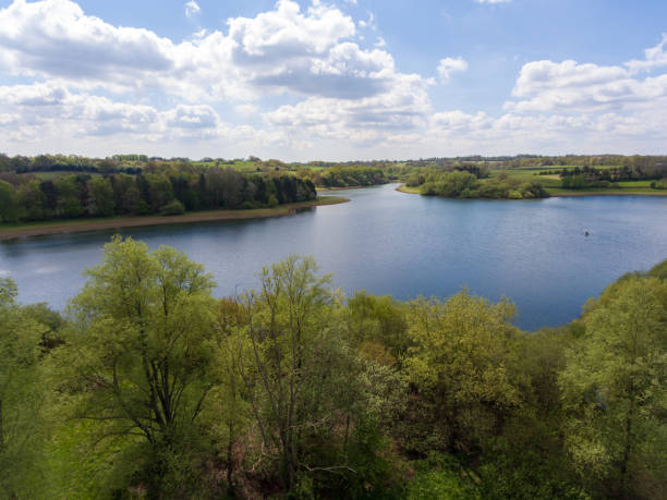 vista aérea del depósito de agua de bewl - horizon over water england uk summer fotografías e imágenes de stock