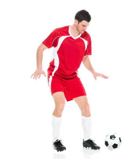 Full length / one man only / one person of 30-39 years old handsome people caucasian male / mid adult men / mid adult soccer player standing in front of white background wearing soccer uniform and holding soccer ball / playing soccer - sport / using sports ball / sport / soccer field longitud completa / un hombre solamente / una persona de 30-39 años de edad personas guapos hombres caucásicos / hombres adultos medios / jugador de fútbol adulto medio de pie frente al fondo blanco que lleva uniforme de fútbol y la celebración de la