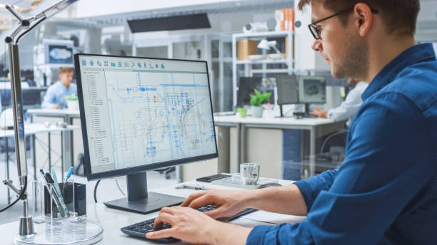 デスクトップコンピュータ上の cad ソフトウェアで作業エンジニアの肩のショットの上に、画面には、技術的なドラフトや図面が表示されます。工業デザインを専門とするバックグラウンド� - engineer construction architect blueprint ストックフォトと画像