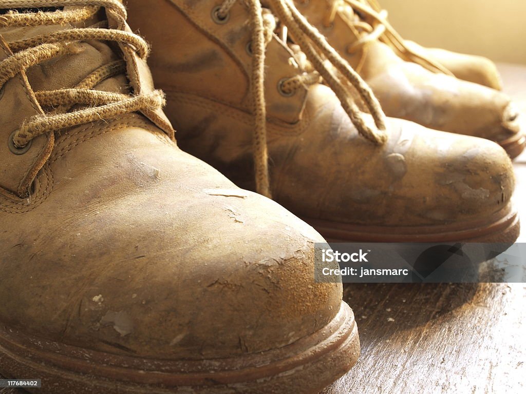 Botas de trabalho dinged up com foco em nos dedos dos pés e atacadores - Royalty-free Bota de Trabalho Foto de stock